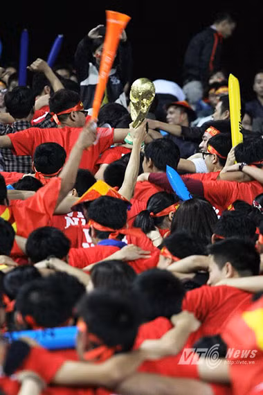 CĐV ăn mừng bằng kiểu quay lưng lại sân vận động. Kiểu cổ động này đang là 'mốt' ở châu Âu. (Ảnh: Nhạc Dương).