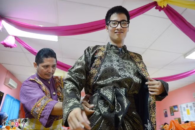 Anh lựa chọn trang phục và lễ nghi đám cưới truyền thống Akad Nikah của đất nước 28 triệu dân chủ yếu theo đạo Hồi. Trước khi làm lễ, chàng hot boy có hơn 1,8 triệu fan trên Facebook còn tập qua các bước thủ tục, cách đứng ngồi và chào hỏi.