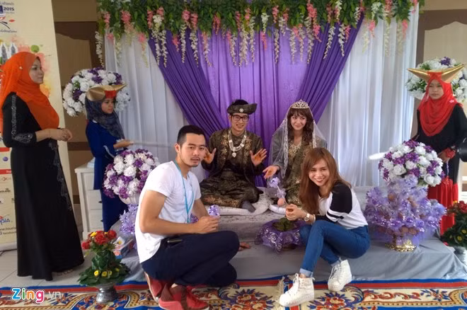 Đám cưới còn có sự góp mặt chung vui của người mẫu Dương Mạc Anh Quân và ca sĩ, diễn viên Sĩ Thanh.