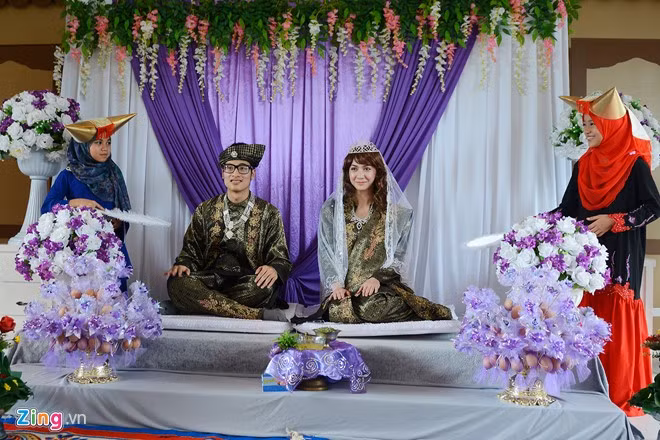 Cô dâu chú rể sẽ ngồi trên pelamin (ngai) đặt trịnh trọng giữa sàn nhà và được coi như ông hoàng, bà chúa trong ngày trọng đại.