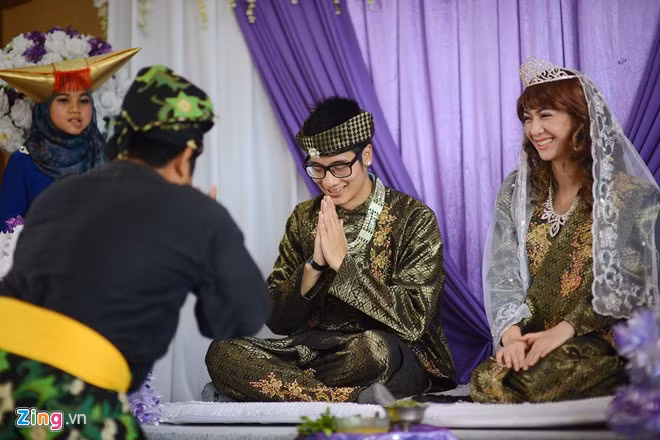 JVevermind chắp tay cảm ơn màn biểu diễn của các "vệ sĩ hoàng gia".