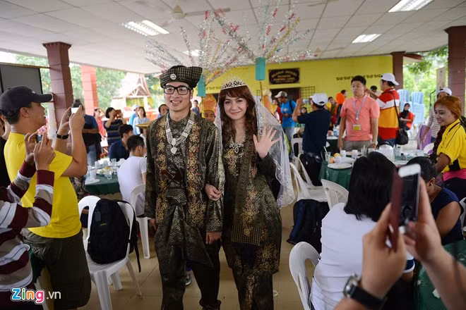 Đông đảo người thân, gia đình và bè bạn (do thành viên các đoàn khách du lịch đóng) đã tham dự bữa tiệc và cổ vũ nhiệt tình cho đôi vợ chồng "một ngày". Đôi bạn trẻ khá bất ngờ và ngượng ngùng sau những phút đầu tiên. Nhưng sau đó họ đã cảm thấy khá thoải mái, hào hứng khoác tay nhau vui cười.