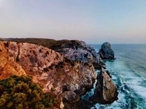 Một cặp vợ chồng người Ba Lan đi nghỉ ở Bồ Đào Nha đã cố gắng để có một tấm ảnh tự chụp trên các cạnh của một vách đá vào ngày 10/8/2014. Không may mắn cả hai đều bị trượt ngã và thiệt mạng.