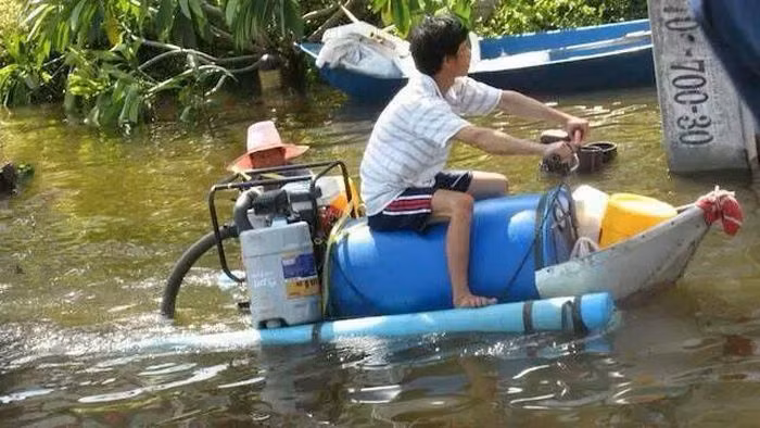 Thuyền tự chế lướt trên dòng sông.