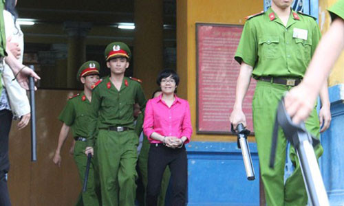 Huyền Như bị áp giải tại phiên tòa sơ thẩm. Ảnh: Phùng Bắc