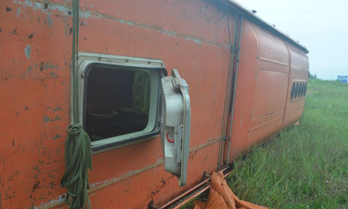 Chiếc xe bị lật nghiêng nên một số hành khách đã mở cửa, chui lỗ thông gió trên trần xe để ra ngoài.