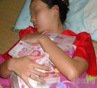 Thiếu nữ ôm đống tiền đi ngủ...