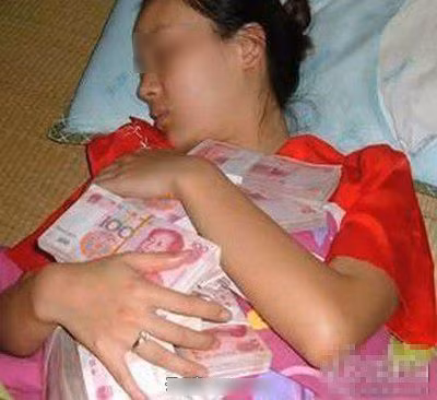 Thiếu nữ ôm đống tiền đi ngủ...