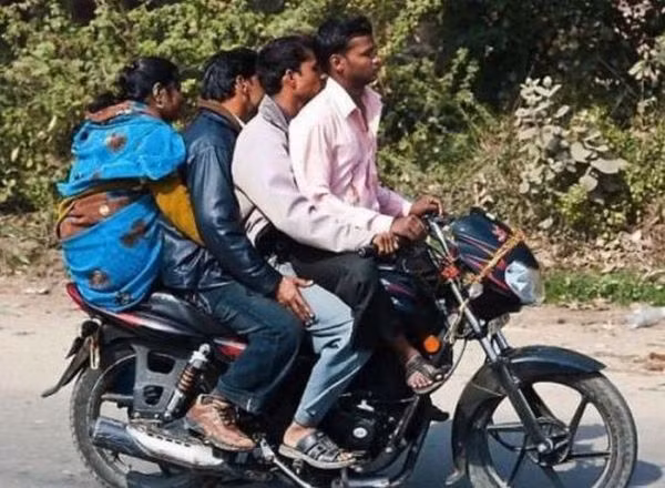 Vi vu trên một chiếc xe máy.