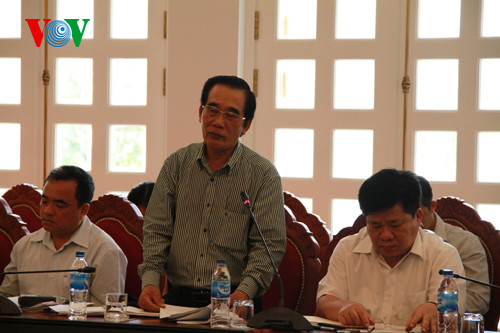 Giám đốc Sở Công thương sử dụng bằng giả (giữa).