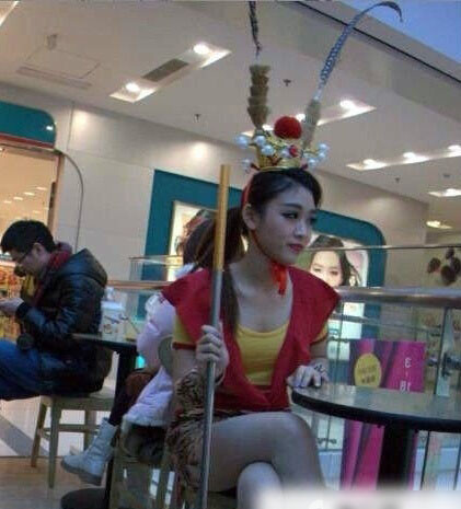 Nữ Tôn Ngộ Không gợi cảm đi ăn.