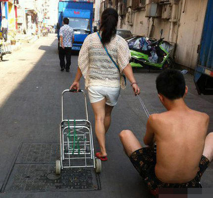 Kéo... thanh niên đi dạo.