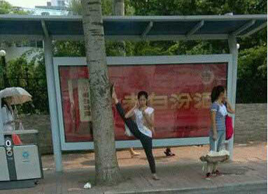 ... hay chờ xe buýt.