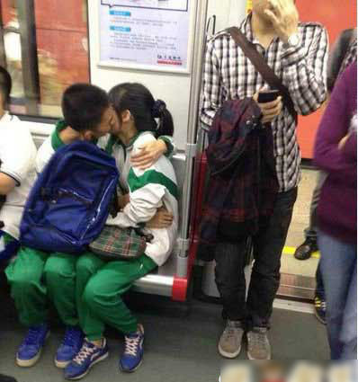 Học sinh mặc đồng phục thể thao nhà trường thản nhiên hôn hít nhau nơi công cộng, bất chấp mọi ánh nhìn khó chịu của những người xung quanh.