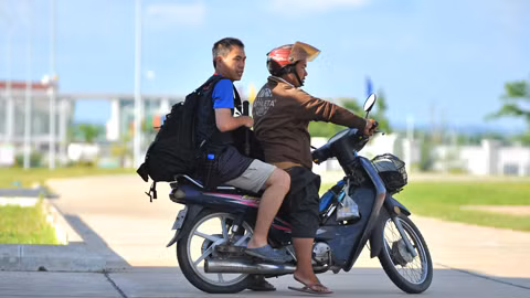 Phóng viên Trung Quốc đi xe ôm đến sân tập U19 Việt Nam.