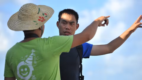 Thường xuyên hỏi thăm cầu thủ.