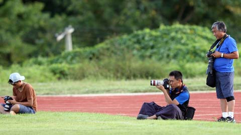 Phóng viên này gây sự chú ý trên sân.