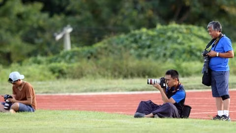 Phóng viên này gây sự chú ý trên sân.
