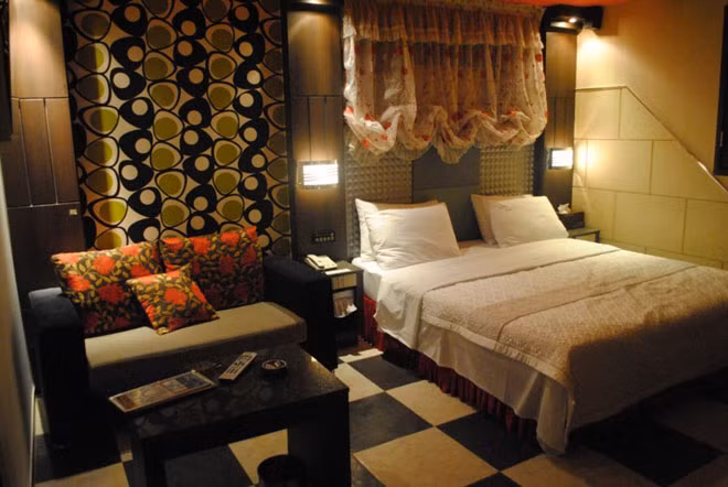 Nhà nghỉ tình yêu: Văn hoá Hàn Quốc vẫn đậm chất phương Đông và với thực tế là hầu hết giới trẻ đang sống cùng cha mẹ của họ cho đến khi lập gia đình, do đó công khai yêu đương không phù hợp. Bởi thế, nhà nghỉ tình yêu trở nên cần thiết và phổ biến ở Hàn. Những phòng nghỉ này được trang trí theo các chủ đề khác nhau, chúng hợp thời trang và sạch sẽ. Những cặp tình nhân có thể thuê qua đêm hay theo giờ để có một không gian riêng tư.