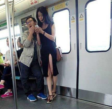 Anh chàng "lả lơi" bên người đẹp chân dài.