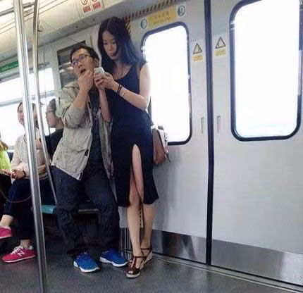 Anh chàng "lả lơi" bên người đẹp chân dài.