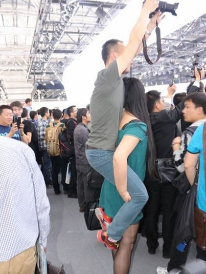 Cô bạn gái "ga lăng" hay anh bạn trai kém cỏi?