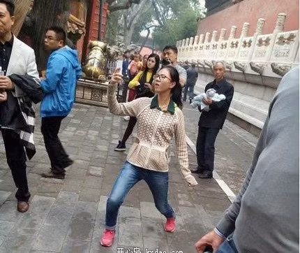 Tư thế chụp ảnh siêu khó đỡ của cô gái trẻ.