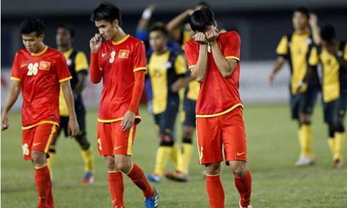 Nỗi buồn của các cầu thủ Việt Nam sau trận thua Malaysia.