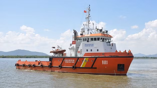 Tàu cứu hộ CSB 9001 (ký hiệu thiết kế DST 4612): là tàu kéo cứu hộ biển lần đầu tiên được đóng thành công ở VN. Tàu có chiều dài 45,7m, chiều rộng 12m, lượng giãn nước 1.285 tấn, tốc độ tối đa 13,7 hải lý/giờ, sức kéo buộc bến đạt 51 tấn. Tàu có tổng vốn đầu tư 145 tỉ đồng, được trang bị hai máy Caterpilar 3512B có tổng công suất đạt 3.500CV. Tàu có khả năng hoạt động độc lập 30 ngày đêm trên biển ở mọi điều kiện thời tiết. Ảnh: Tuổi Trẻ.