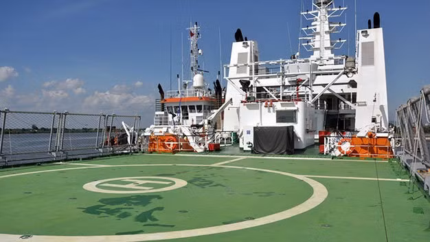 Tàu CSB 8001 có chiều dài 90,5 m, rộng 14 m, có sân đậu trực thăng. Khi thực hiện cứu nạn, tàu có thể chứa 120 người ăn, ngủ và kéo được tàu có lượng giãn nước 2.200 tấn.