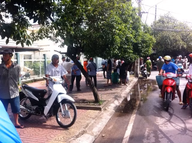 Người dân dừng lại xem.