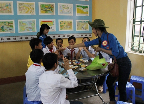 Các thí sinh tham gia hoạt động tại trung tâm hỗ trợ phát triển giáo dục hòa nhập trẻ khuyết tật Yên Bái.