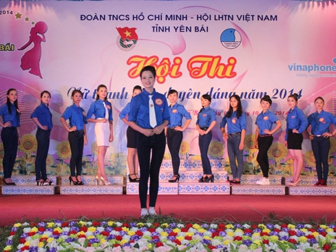 Trước đó, trong buổi chiều các thí sinh tham gia đạp xe để tuyên truyền An toàn giao thông trên địa bàn thành phố và tổ chức giao lưu, tặng quà cho các em học sinh ở Trung tâm hỗ trợ phát triển giáo dục hòa nhập trẻ khuyết tật tỉnh Yên Bái.