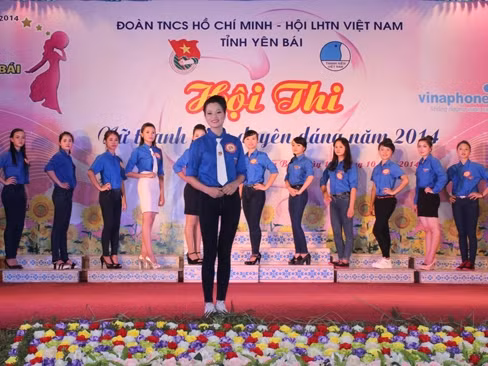 Trước đó, trong buổi chiều các thí sinh tham gia đạp xe để tuyên truyền An toàn giao thông trên địa bàn thành phố và tổ chức giao lưu, tặng quà cho các em học sinh ở Trung tâm hỗ trợ phát triển giáo dục hòa nhập trẻ khuyết tật tỉnh Yên Bái.