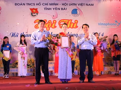 Thí sinh Đào Xuân Bính - SV trường CĐSP Yên Bái đoạt giải nhất nội dung sân khấu.