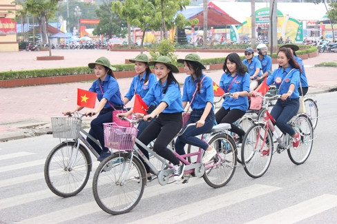 Các thí sinh đạp xe đi tuyên truyền an toàn giao thông.