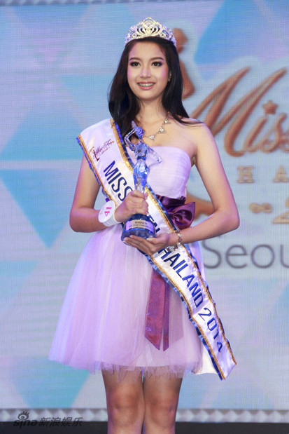 Cô nhận được 300.000 Bạt và hợp đồng người mẫu giá trị 700.000 Bạt.