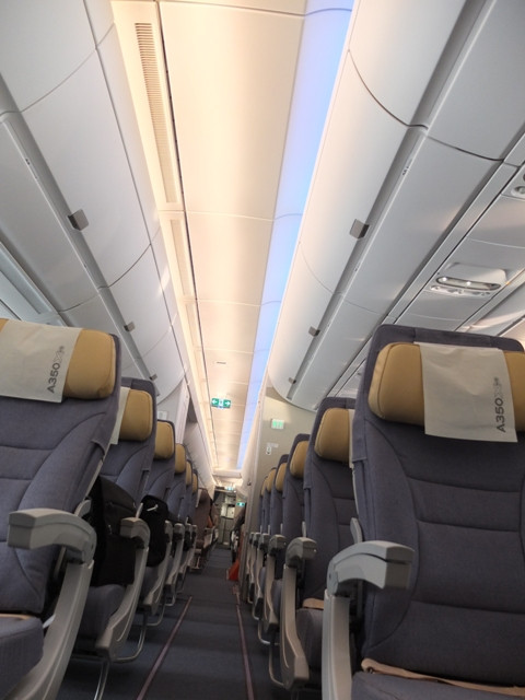 Trần máy bay là hệ thống đèn led thay đổi liên tục để xua tan cảm giác mệt mỏi.