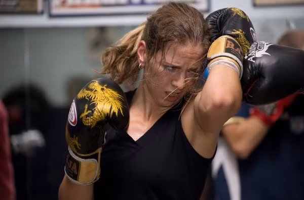 Claudia Gaudelli, tác giả của loạt ảnh cho biết: “Các vận động viên sống rất có kỷ luật và được đào tạo nghiêm ngặt. Mỗi ngày thức dậy họ lại tìm kiếm 1 tương lai mới cho mình. Họ dành thời gian rảnh rỗi của mình để đến thăm những khu dân cư nghèo ở ngoại thành, đi du lịch để bù lại những ngày quẩn quanh trên sàn đấu”.