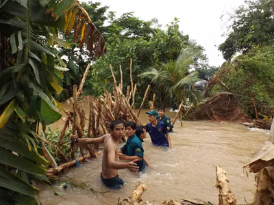 Các chiến sĩ đang gia cố lại đê bị vỡ. Ảnh: Hòa Hội.