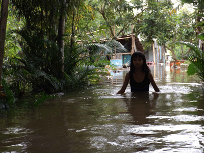 Nước ngập nhiều nhà cửa. Ảnh: Hoa Hội.