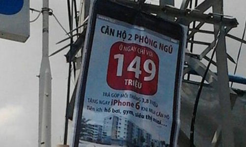 Một bảng quảng cáo thế này có thể dễ dàng nhìn thấy ở một số cột điện trên đường Phan Đình Phùng (Q.Phú Nhuận, TP HCM) - Ảnh: TGTT.