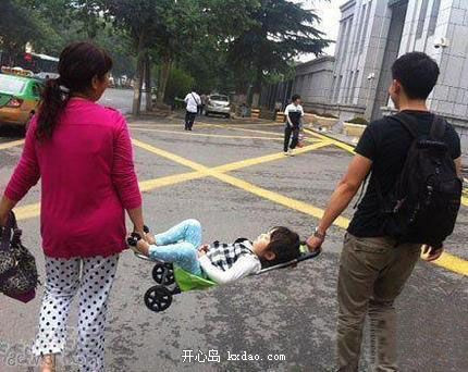 Khi bé đi chơi với bố mẹ.