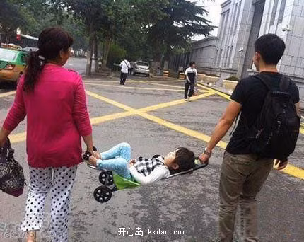 Khi bé đi chơi với bố mẹ.