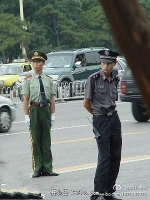 Nghiêm...! Nghỉ...!