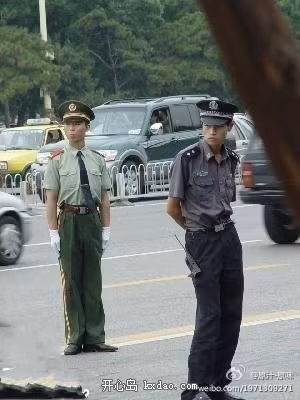 Nghiêm...! Nghỉ...!