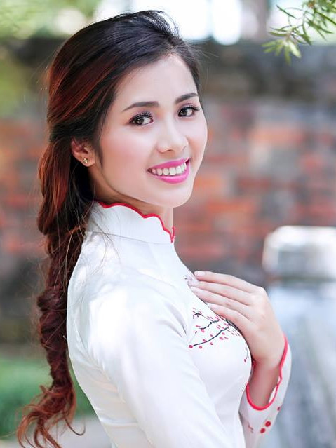 Hà Trang duyên dáng trong tà áo dài.