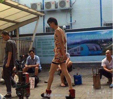 Nam sinh tự tin "catwalk" với thời trang... nữ tính, sexy.