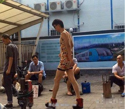 Nam sinh tự tin "catwalk" với thời trang... nữ tính, sexy.