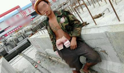 Thanh niên "ra oai" dắt tiền vào cạp quần khoe của phản cảm.